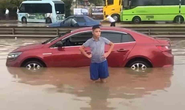 Sel suları yolu trafiğe kapattı