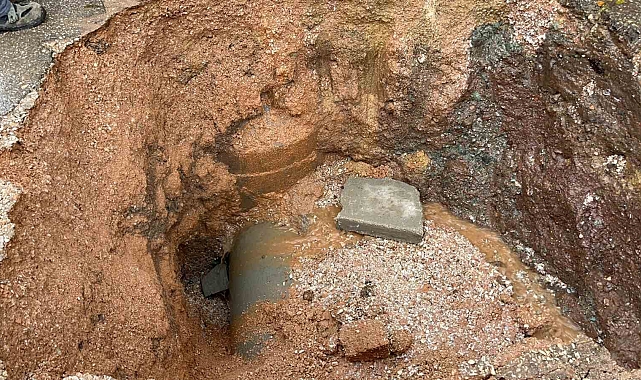 Semt pazarı içerisindeki yol çöktü