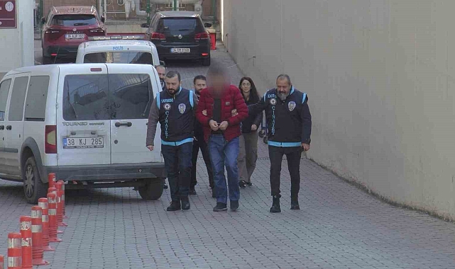 Sevgilisiyle yolda yürüdüğü sırada tartıştığı şahsı bıçakla öldüren kadına 15 yıl hapis cezası verildi