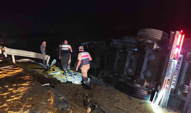 Seyir halinde bulunan kum yüklü tıra, mısır yüklü tır çarptı