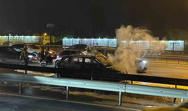 Seyir halindeki araç alev alev yandı