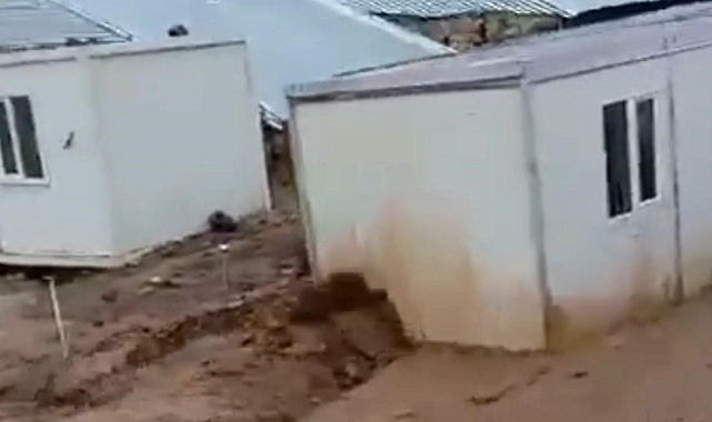 Şiddetli yağışların neden olduğu sel suları yaşam konteynerini sürükledi