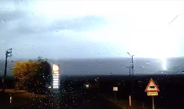 Şimşekler geceyi aydınlattı