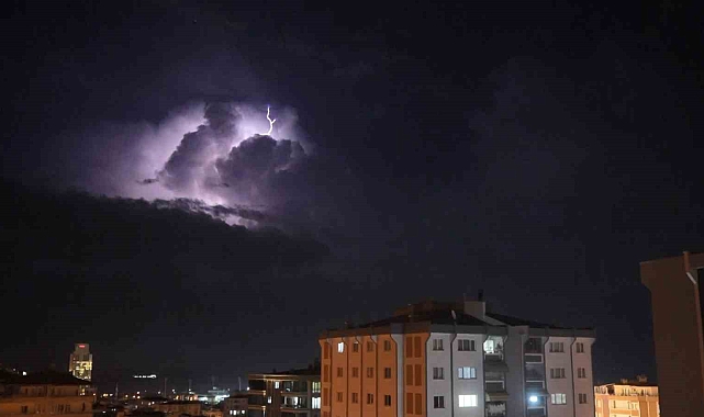Şimşekler gökyüzünü aydınlattı