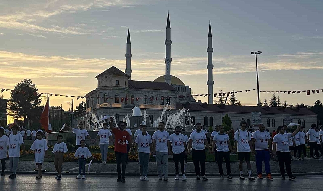 Sivas kongresinin 105. yıl dönümü etkinliklerinde 1058 kişi aynı anda halay çekti