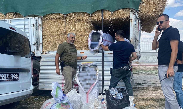 Şüphelenilen tırda saman balyalarının arasında gizlenmiş kaçak sigara ele geçirildi