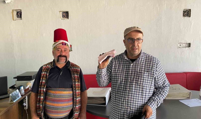 Suriyeli vatandaş bulduğu para dolu çantayı sahibine teslim etti