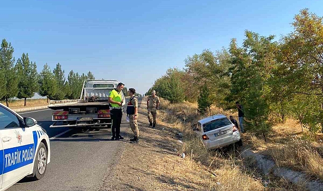 Sürücünün direksiyon hakimiyetini kaybettiği araç yoldan çıktı