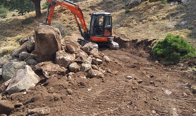 Sürüden ayrı düşerek yaklaşık 15 metrelik uçurumdan aşağı düşen inek, kurtarıldı