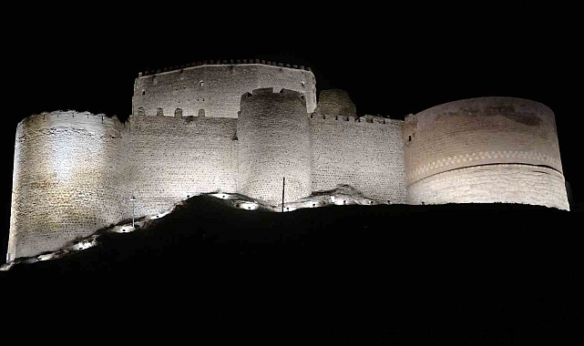 Tarihi Hoşap Kalesi ışıklandırıldı