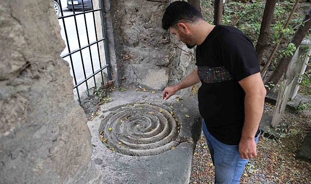 Taşa işlenmiş sembol merak uyandırıyor