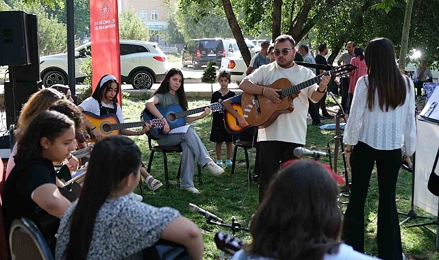 Tatvan Gençlik Merkezi&#039;nin gitar kursu öğrencilerinden sahilde konser