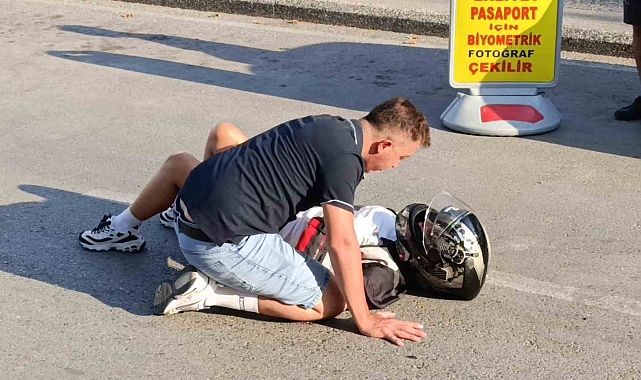 Tek teker şovu, arkasında bulunan yolcunun düşmesine neden oldu