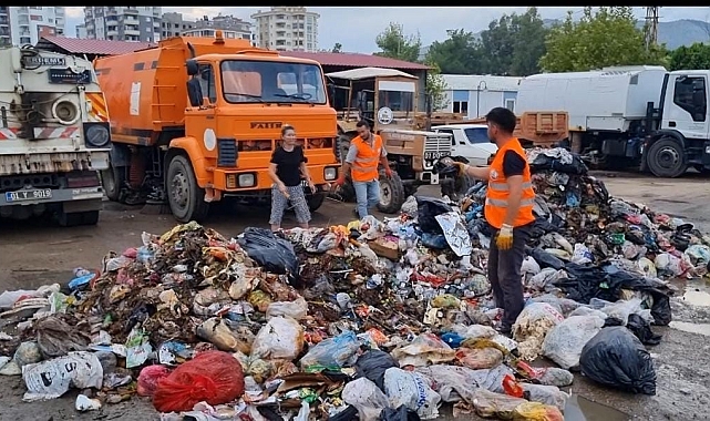 Telefon ve kıymetli eşyası olan cüzdanını çöpe yanlışlıkla çöpe attı