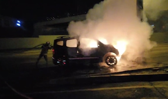 Ticari araç sürücüsü refüjdeki direğe çarptı araç alev alev yandı