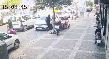 Ticari taksinin çarptığı motosikletlinin asfalt zemine düşme anları kamerada