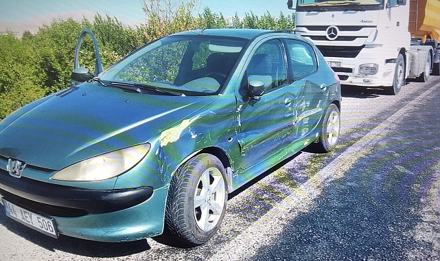 Tırın sürüklediği Otomobilde bulunan 3 kişi yaralandı