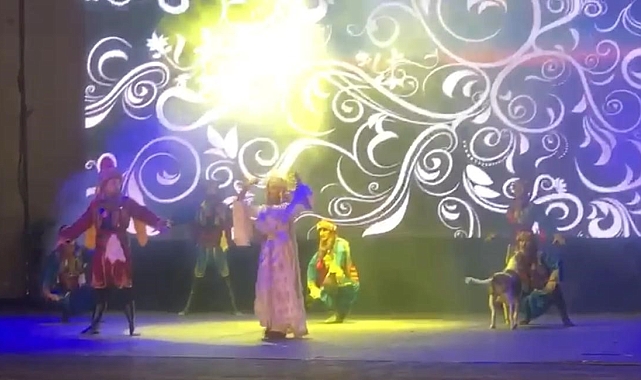 Tiyatral Topluluğu&#039;nun 2 bin kişiye yaptığı gösteri sırasında &#039;Boncuk&#039; isimli köpek sahneye daldı