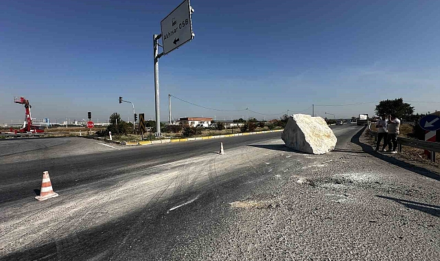 Tonlarca mermer yola savruldu