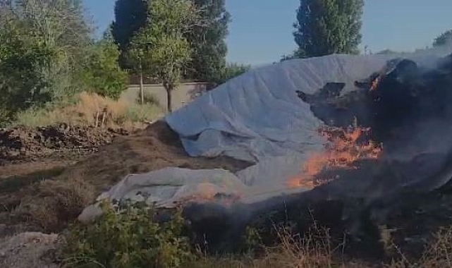 Tonlarca saman balyası kül oldu