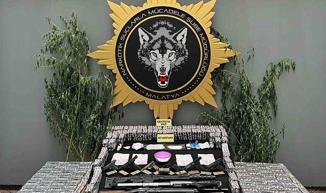 Torbacı olarak tabir edilen sokak satıcılarına düzenlenen operasyonda 20 kişi gözaltına alındı