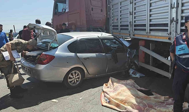 &#039;U&#039; dönüşü yapan tıra çarpan otomobilde bulunan 1 kişi hayatını kaybetti