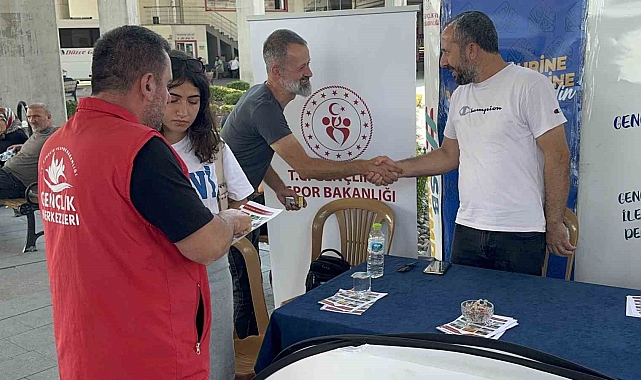 Üniversiteyi yeni kazanıp şehre gelen öğrencileri otogarda karşılamaya başladı