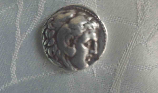 Uygulama noktasında durdurulan araçta çok sayıda sikke ve tarihi eser ele geçirildi