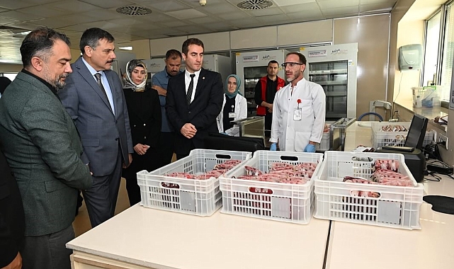 Vali Çiftçi,  Kızılay Kan Merkezi&#039;ni ziyaret etti