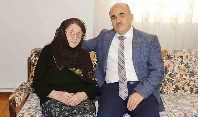 Vali Dağlı&#039;nın Hacer nineye sağlıklı yaşamın sırrını sorması renkli görüntülere sahne oldu