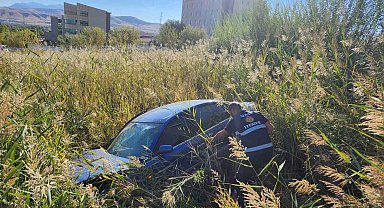 Van'da otomobil kontrolden çıktı: 3 yaralı