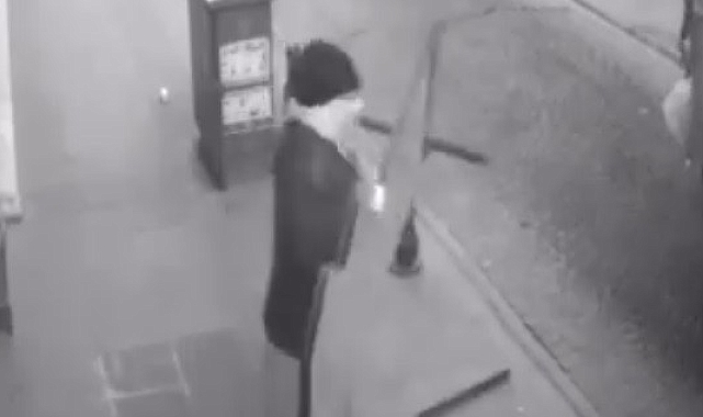 Vidalanmış tabelayı söken kadın görenleri hayrete düşürdü