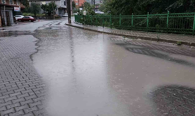 Yağmur sonrası göle dönen yollar için mahalleli belediyeden mazgal istedi