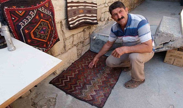 Yaklaşık 200 yıllık eşyaları evinin bahçesinde sergiliyor