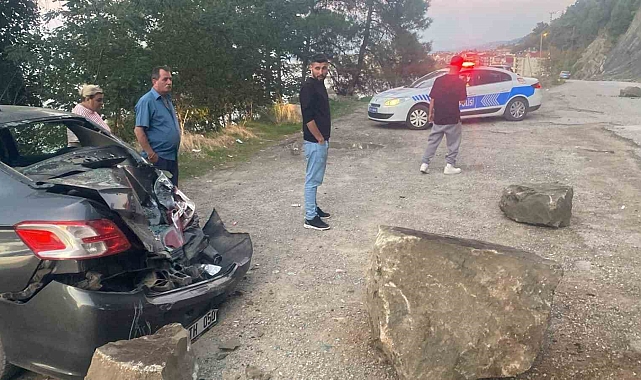 Yamaçtan kopan kaya parçası park halindeki bir otomobilin üzerine düştü
