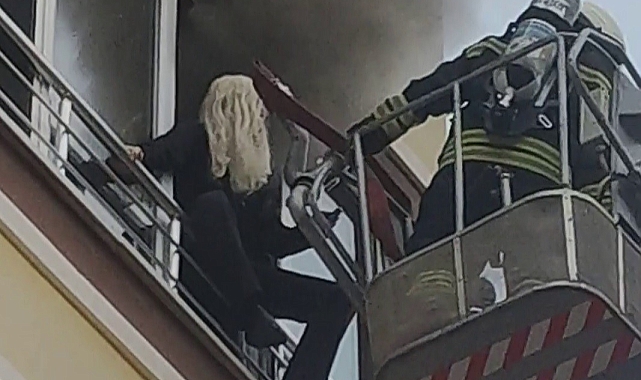 Yangının çıktığı dairede yaşayan bir adam pencereye çıkarak yardım bekledi