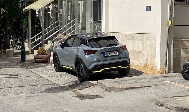 Yasaklı alanlara park edilen araçlar tepki çekiyor