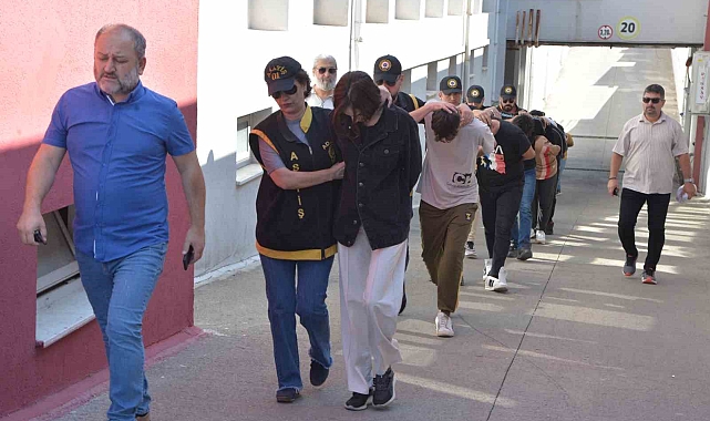 Yeni sevgiliyle eski sevgili birbirine girdi