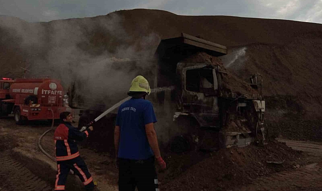 Yol şantiyesinde kullanılan bir kamyon, seyir halindeyken yanarak kullanılamaz hale geldi