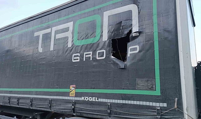 Yola savurulan taşlar araçlara isabet etti