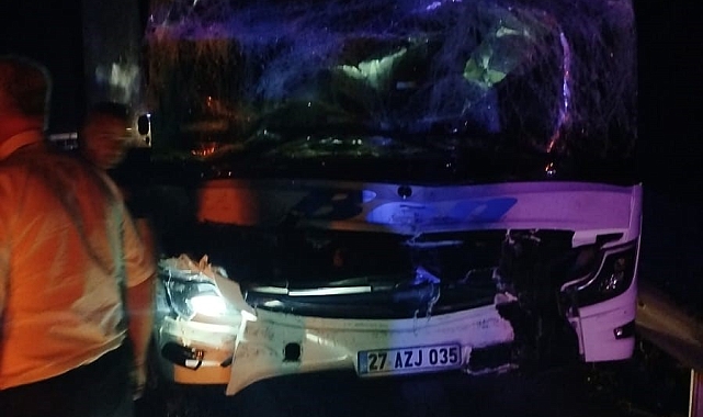 Yolcu otobüsü tıra çarptı