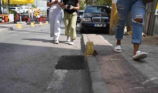 Yolda yürüyenlerin takılıp düşmesine sebep olan çukur onarıldı