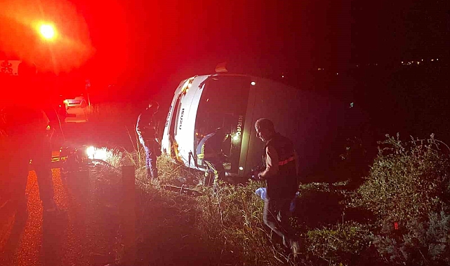 Yoldan çıkarak devrilen midibüsün altında kalan sürücü hayatını kaybetti