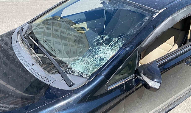 Yolun karşısına geçmeye çalışan kadına otomobil çarptı