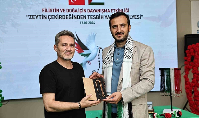 Zeytin ağacı katliamını zeytin çekirdeğinden tespih yaparak protesto ettiler