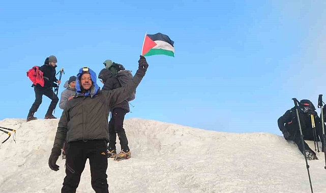 Zirve tırmanışını tamamlayarak gözyaşları içinde Filistin bayrağını dalgalandırdı