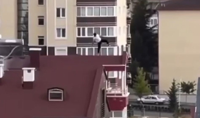 10 katlı bir apartmanın çatısına çıkan genç, yürekleri ağızlara getirdi