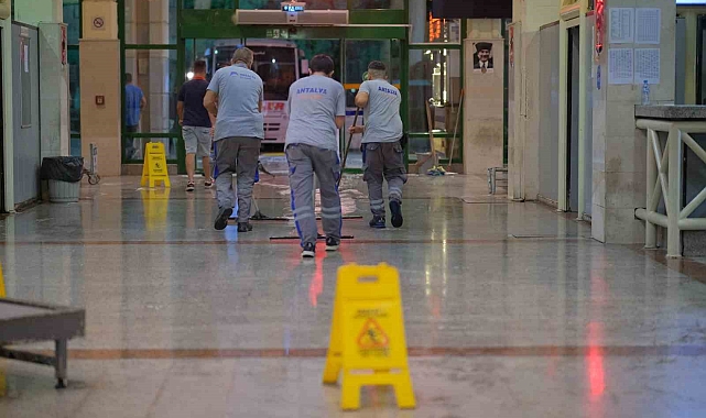 25 bin yolcunun seyahat ettiği Antalya otogarında temizlik çalışması yapıldı