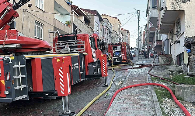3 katlı binanın çatısı alevlere teslim oldu