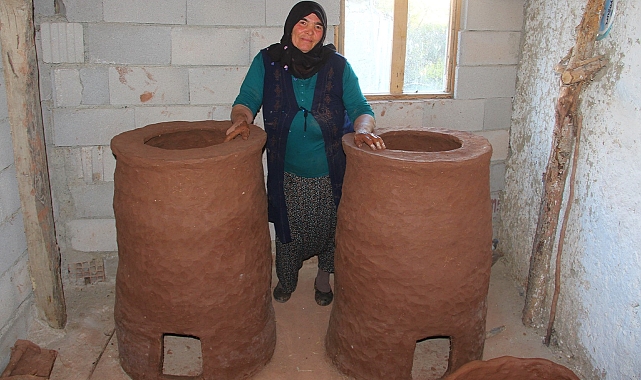 30 yıldır elleriyle yoğurduğu çamuru tandıra dönüştürüyor